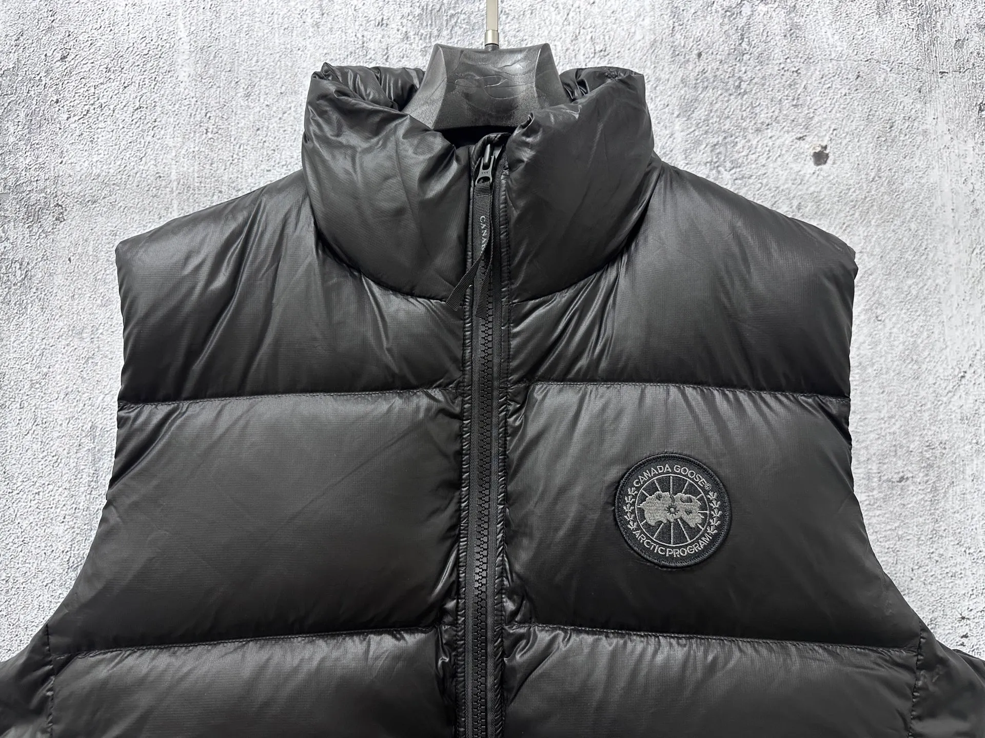 P560 [Canada Goose] Big Goose🦢Puff Down Vest has always been recognized as the warmest down jacket. Various Instagram celebrities, Internet celebrities, and celebrities often wear it for street photos. I make Canada Goose every year, but I still can't get rid of my love for it. No matter how cold the days are, there is no need to be afraid, because there is! Filled with 90% white duck down, it is the legendary warmest down jacket and is known as a must-have for Arctic outdoor sports! The most popular down jacket in the world, celebrities are rushing to buy it, it is a must-have! Size: XS-XL